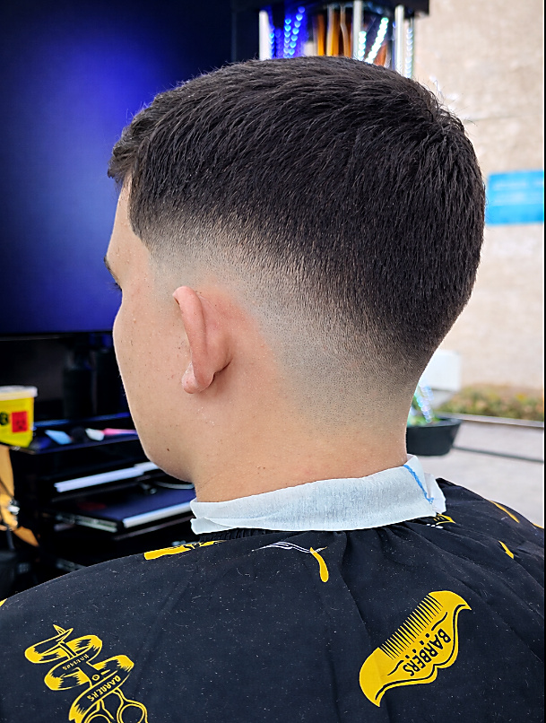 Dégradé propre et net réalisé au F Barbershop